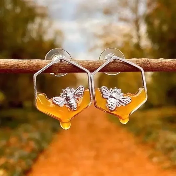 “Oh Honey” Bee Honeycomb Hexagon Pollen Stud Cute Environmental/Nature Earrings - Picture 2 of 3